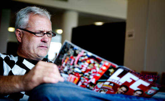 Glenn Hysén läser Liverpools klubbtidning