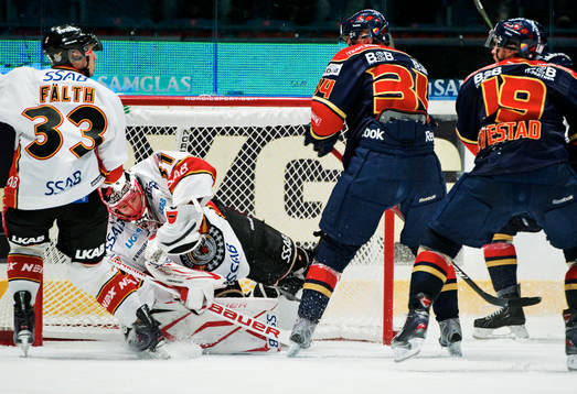 Anders Nilsson, målvakt, Luleå, räddar pucken när