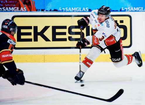 Topi Jaakola, Luleå, skjuter mot mål