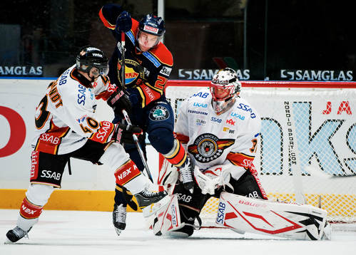 Tim Eriksson, Djurgården, oroar framför Anders Nilsson,