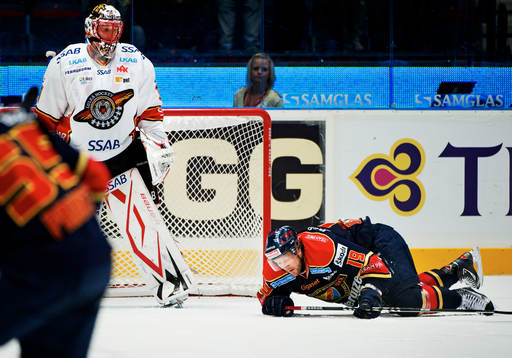 Anders Nilsson, målvakt, Luleå, kollar på Jimmie