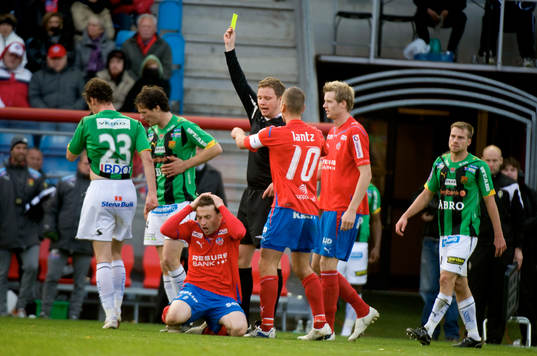 Allt var tungt för Hif. Ardian Gashi, Helsingborg. Gult