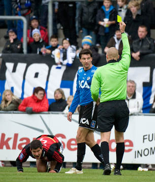 Mikael Rosén, Halmstad, får gult kort, Michael Lerjéus,