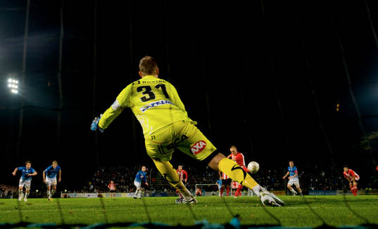 Daniel Larsson, Malmö sätter straffen bakom Viktor