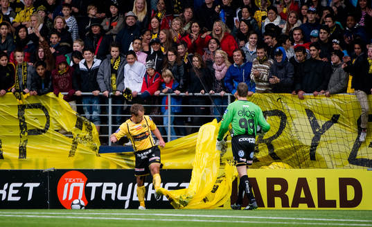 Johan Karlsson, Elfsborg, fastnar i banderollen