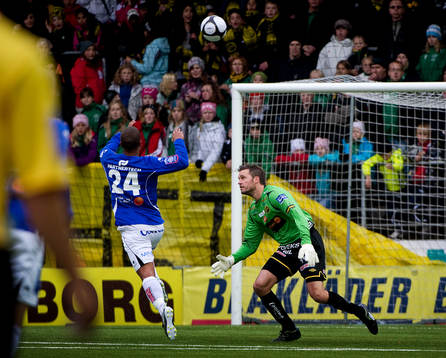 Glenn Roberts, Åtvidaberg, är nära att göra mål bakom