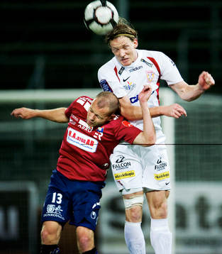 Steinthor Thorsteinsson, Örgryte, förlorar en luftduell