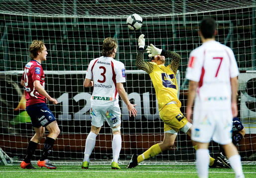 Magnus Bahne, målvakt, Assyriska, slarvar med bollen i en