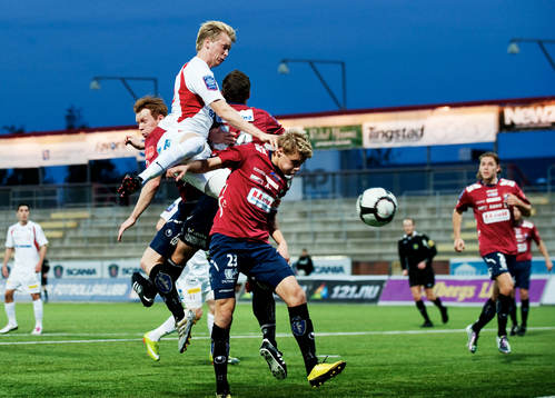 Mikael Thorstensson, Assyriska, nickar bollen mot mål