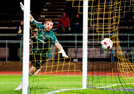 John Alvbåge, målvakt, Örebro ser bollen gå i mål