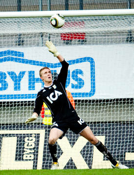 Markus Sandberg, målvakt, IFK Göteborg ser bollen gå