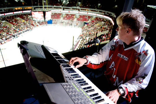 Inhyrd för att skapa NHL-stämning. På orgel, Eric Ivarsen