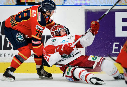 Josef Boumedienne, Djurgården, tacklar Alexander Larsson,