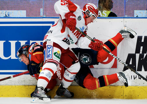 Patrick Cehlin, Djurgården, faller i en närkamp med Anton
