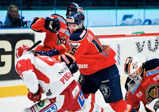 Oscar Eklund, Djurgården, slår till Ilkka Pikkarainen,