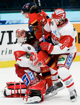 John Norman, Djurgården, stoppas av Magnus Åkerlund,