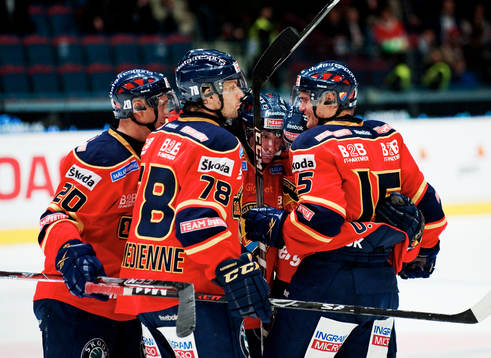 Oscar Eklund (till höger), Djurgården, gratuleras till