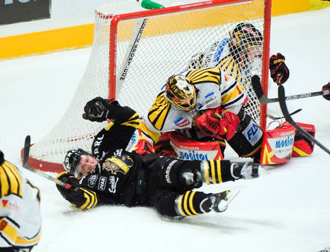 Victor Ahlström, AIK och Niklas Svedberg, målvakt, Brynäs
