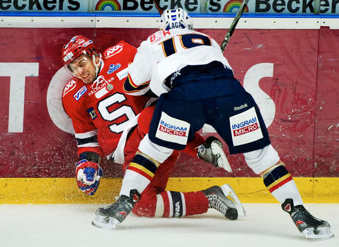 Martin Chabada, Södertälje, blir tacklad av Jimmie