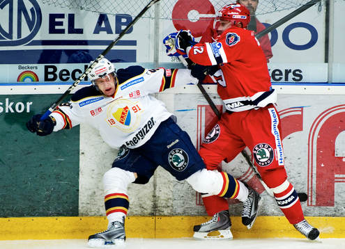 Kristofer Ottosson, Djurgården, tacklas av Martin Chabada,