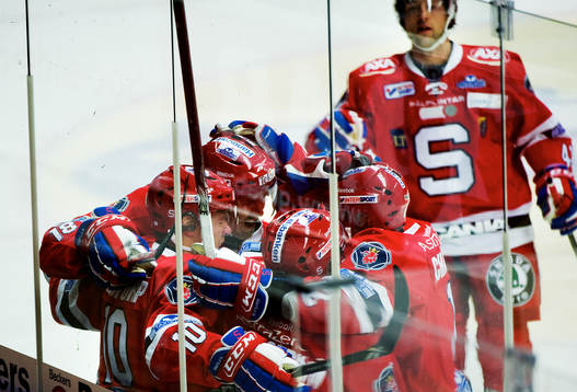 Jonas Almtorp (till vänster), Södertälje, gratuleras