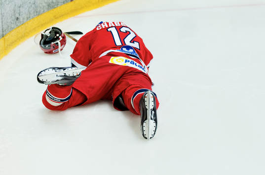 Martin Chabada, Södertälje, skadades i tredje perioden.