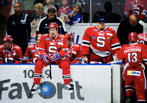 Joakim Eriksson, Södertälje, sitter på sargen och gäspar