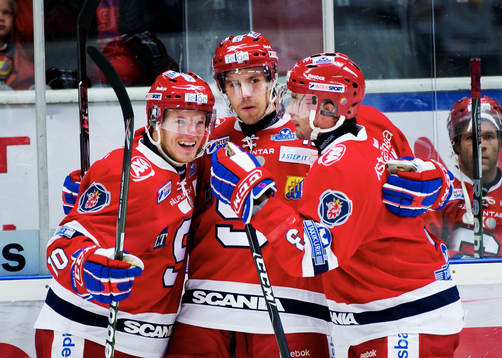 Jonas Almtorp och Pierre Hedin gratulerar Linus Videll,