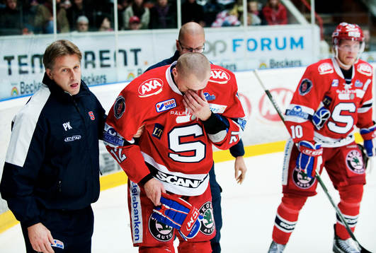 Martin Chabada, Södertälje, hjälps av isen