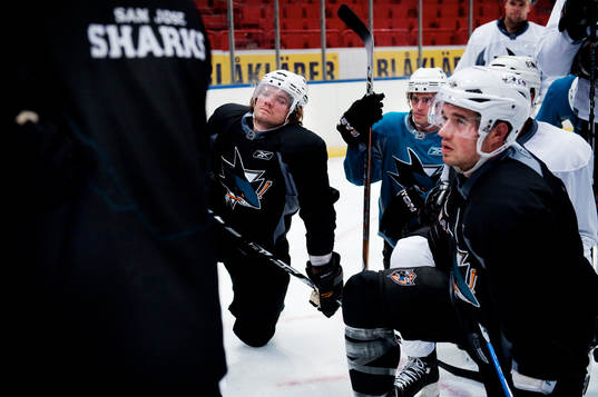 Douglas Murray lyssnar på tränaren