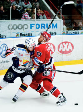 Oscar Eklund, Djurgården, kämpar mot Robert Carlsson,