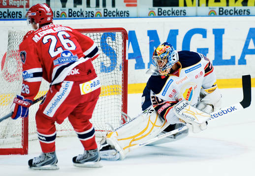 Mattias Carlsson, Södertälje, gör 3-1 bakom Mark Owuya,