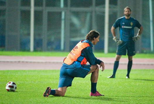 Zlatan Ibrahimovic sätter sig ned och stretchar