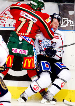 Tomi Kallio, Frölunda tacklar Johan Andersson, Linköping