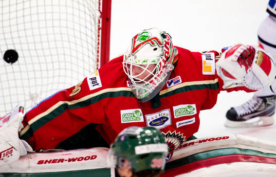 Johan Holmqvist, målvakt, Frölunda ser pucken gå i mål