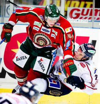Christoph Schubert, Frölunda, tacklar ner Andreas Pihl,