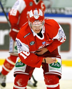 Anton Axelsson,  skadar sig. Skada