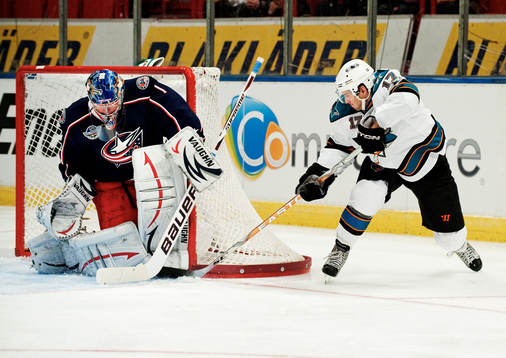 Torrey Mitchell, San Jose, gör 0-1 bakom Steve Mason,