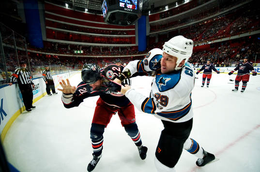 Spelare och domare ser på när Mike Commodore, Columbus,