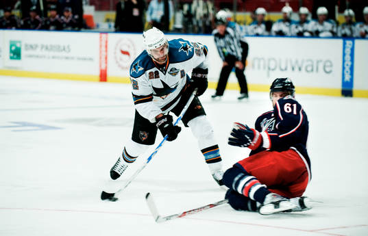 Dan Boyle, San Jose, skjuter mot en täckande Rick Nash,