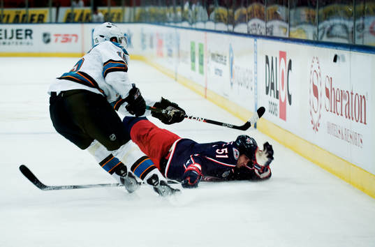 Dany Heatley, San Jose, slår ut pucken ur zon över Fedor