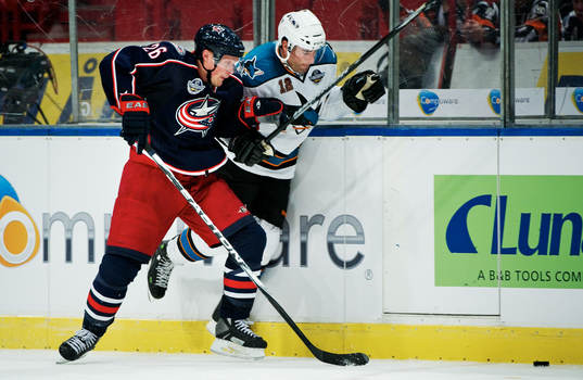 Samuel Påhlsson, Columbus, kämpar mot Patrick Marleau,