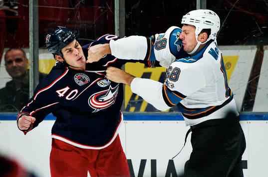 Jared Boll, Columbus, slåss mot Frazer McLaren, San Jose.