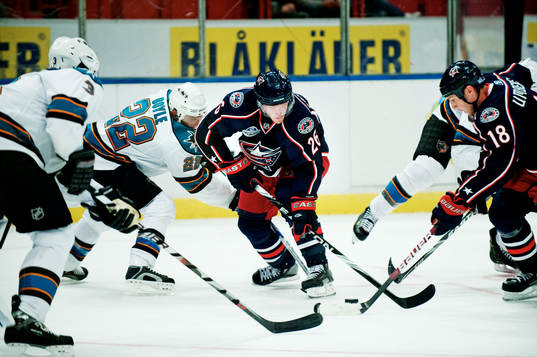 Samuel Påhlsson, Columbus, försöker komma åt pucken