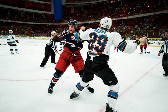 Mike Commodore, Columbus, slåss mot Ryane Clowe, San Jose
