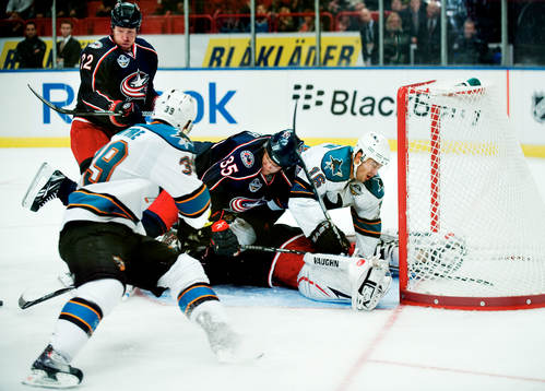 Jan Hejda, Columbus, och Devin Setoguchi, San Jose, flyger