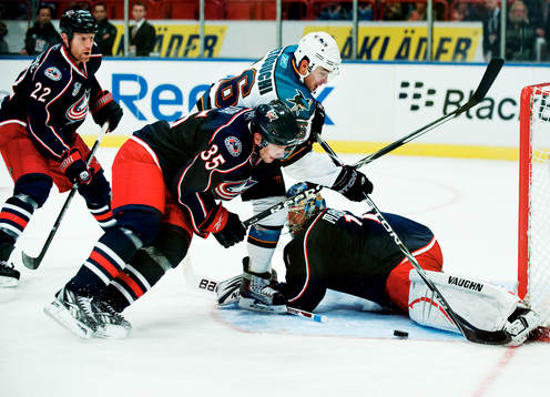 Jan Hejda, Columbus, håller undan Devin Setoguchi, San