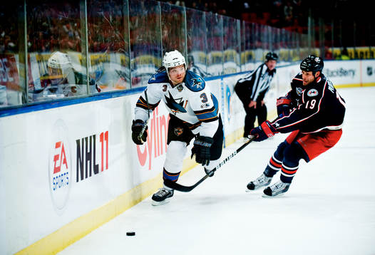 Douglas Murray, San Jose, tar sig förbi Ethan Moreau,