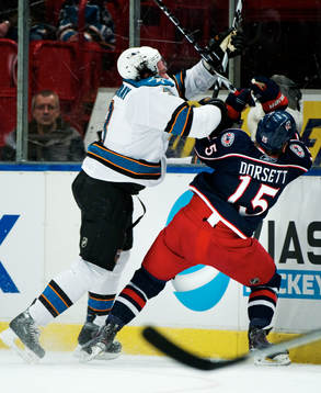 Douglas Murray, San Jose, tacklar Derek Dorsett, Columbus