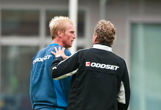 Petter Hansson får en tillsägelse av Erik Hamrén
